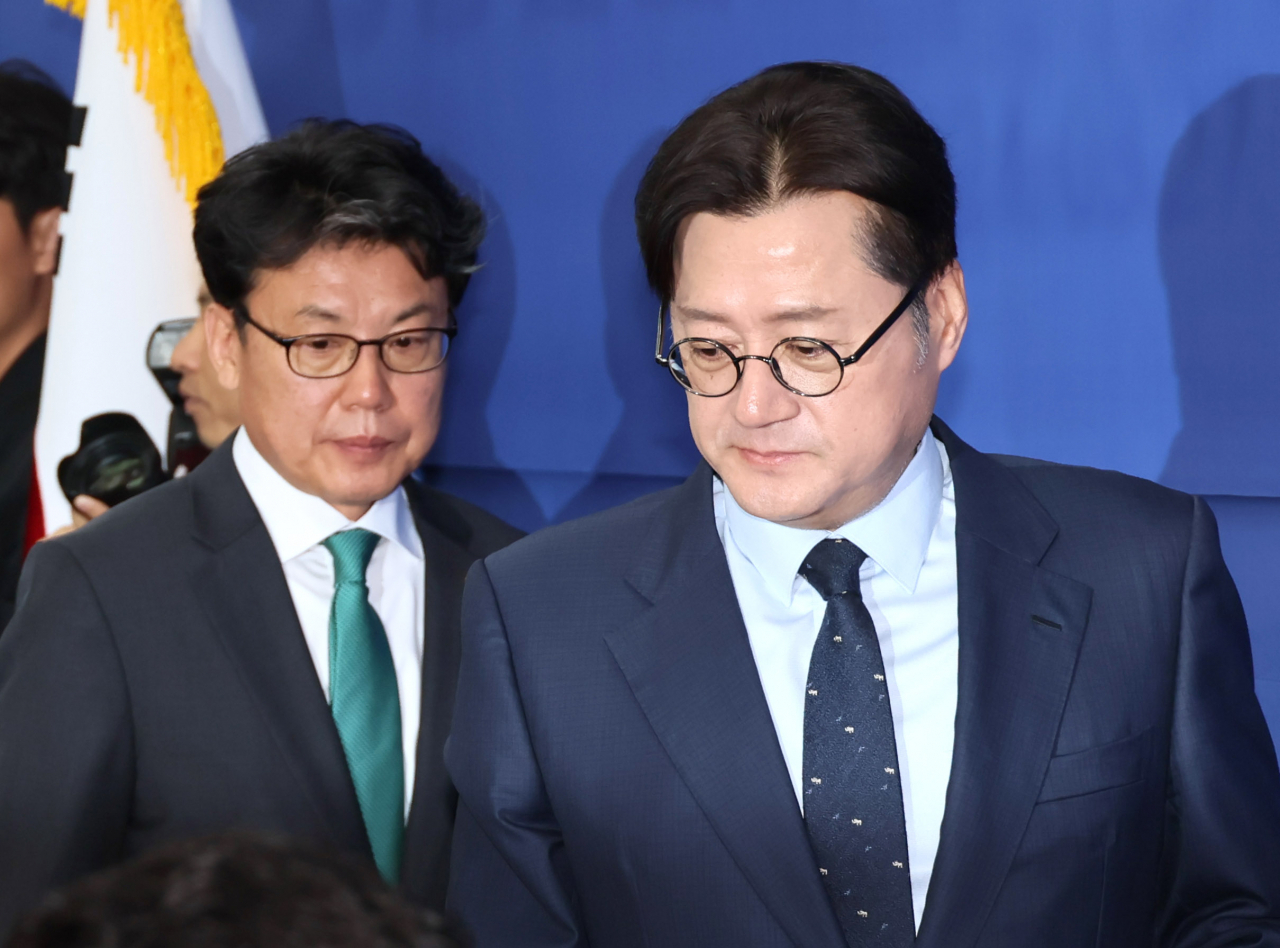 홍익표 더불어민주당 원내대표(오른쪽)와 진성준 정책위의장이 25일 국회에서 열린 정책조정회의에 참석하고 있다. [연합]