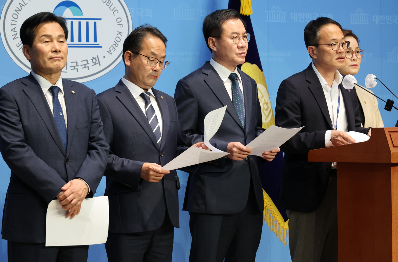 국회운영위 더불어민주당과 더불어민주연합 의원들이 25일 국회에서 채상병 순직사건 관련 국회운영위 개최 촉구 기자회견을 하고 있다. [연합]