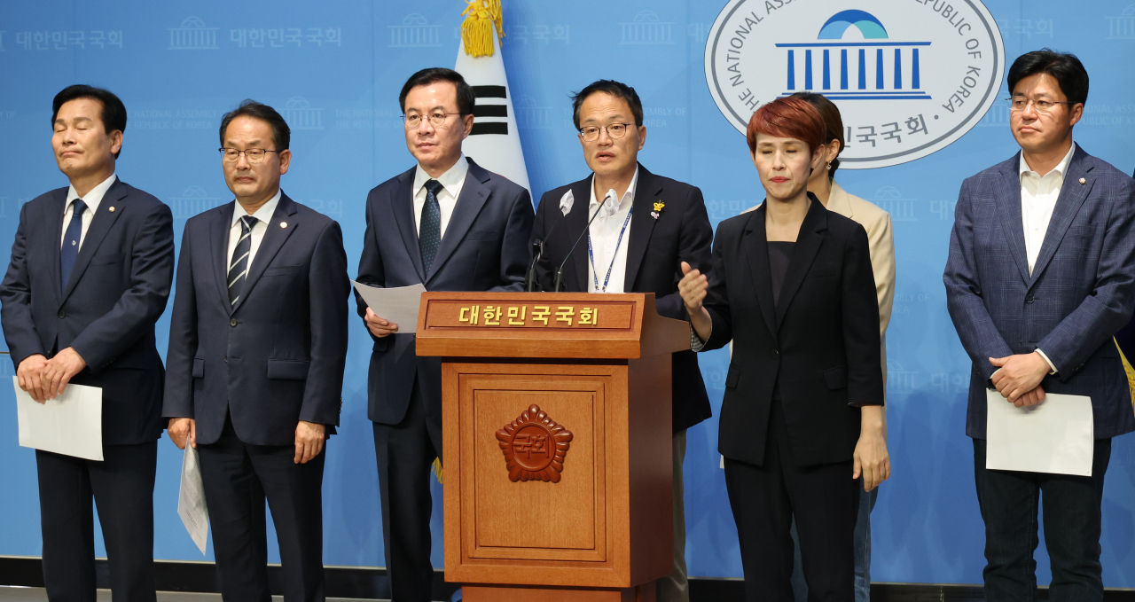 국회운영위 더불어민주당과 더불어민주연합 의원들이 25일 국회에서 채상병 순직사건 관련 국회운영위 개최 촉구 기자회견을 하고 있다. [연합]