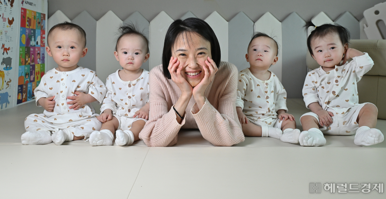 차지혜 씨가 네쌍둥이(왼쪽부터) 비전, 록시, 리지, 설록과 함께 24일 경기도 과천시 자택에서 인터뷰를 하고 있다. 과천=임세준 기자