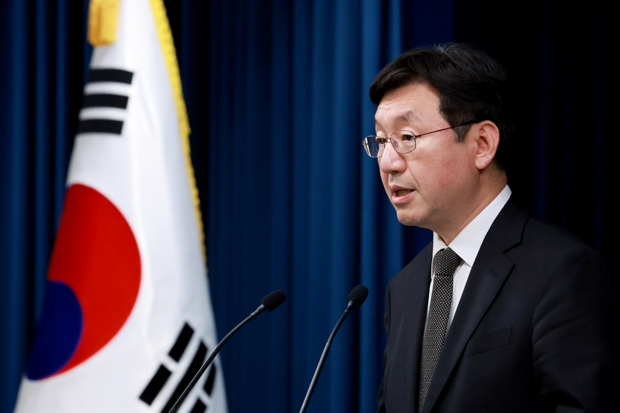 성태윤 대통령실 정책실장이 25일 서울 용산 대통령실 청사에서 1분기 실질 국내총생산(GDP) 성장률 등 경제 현안 관련 브리핑을 하고 있다. [연합]