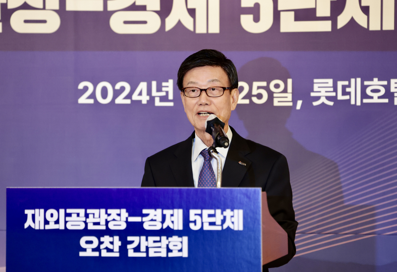 윤진식 한국무역협회 회장이 25일 ‘2024 경제인과의 만남-재외공관장-기업인 1대1 상담회’에 앞서 열린 오찬 간담회에서 인사말을 하고 있다. [한국무역협회 제공]