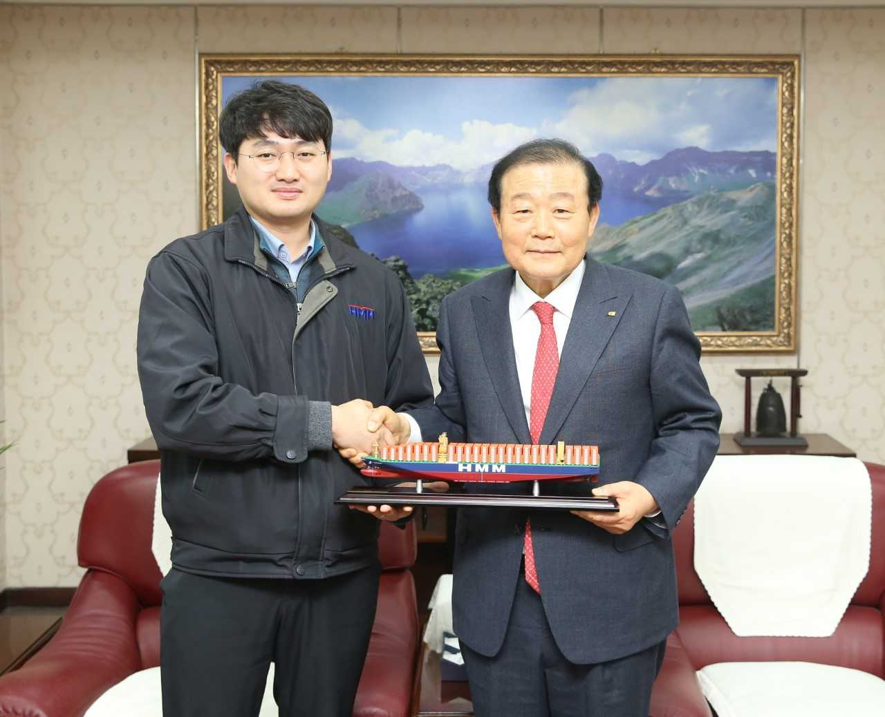 25일 부산상공회의소 양재생 회장(사진 오른쪽)과 HMM 전정근 노조위원장이 간담회를 갖고 기념 촬영하고 있다. [사진=부산상의]