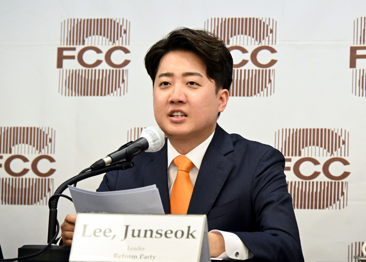 이준석 개혁신당 대표가 25일 서울 중구 프레스센터에서 열린 서울외신기자클럽 초청 기자간담회에서 모두발언을 하고 있다. [연합]