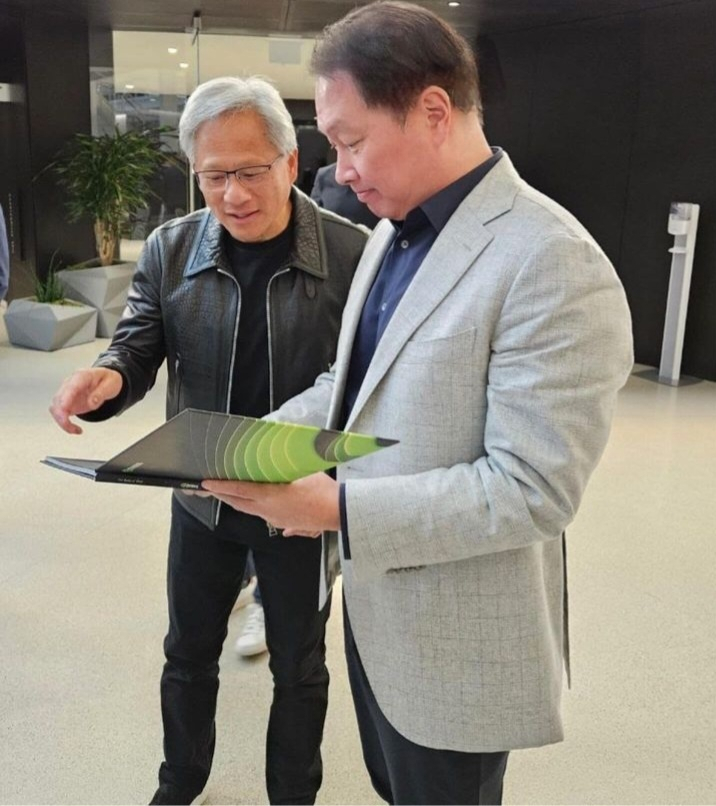 최태원(오른쪽)SK그룹 회장이 젠슨 황 엔비디아 최고경영자(CEO)와 대화를 나누고 있다. [최태원 회장 인스타그램 캡쳐]