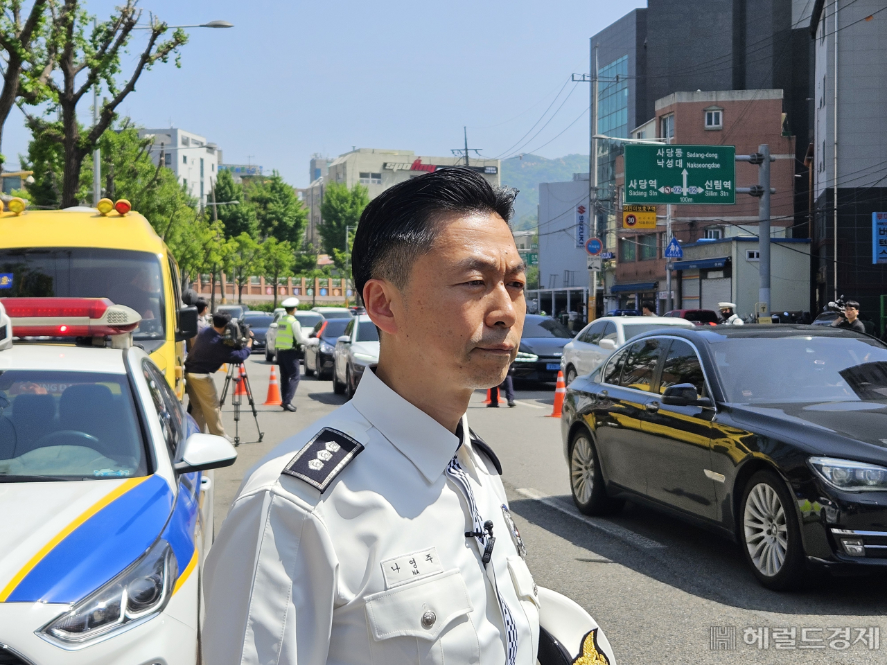 나영주 관악경찰서 교통과장이 25일 스쿨존 음주운전 집중단속 현장에서 취재진 질의에 응답하고 있다.[이용경 기자]