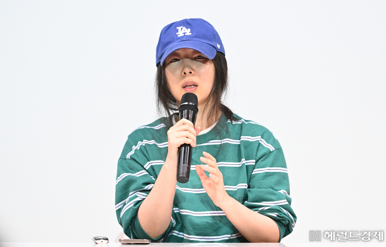 민희진 어도어 대표가 25일 오후 서울 서초구 한국컨퍼런스센터에서 어도어 경영권 탈취와 관련한 기자회견을 하고 있다. 하이브는 지난 22일 민 대표 등 어도어 경영진의 경영권 탈취 시도 정황을 파악하고 감사에 착수했다. 임세준 기자