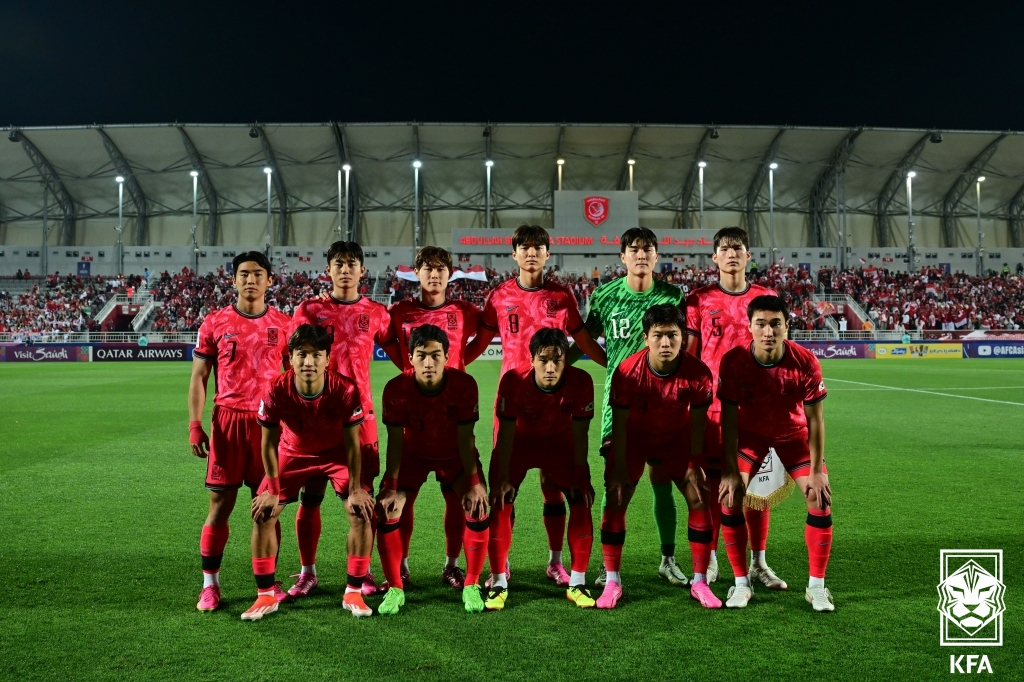 26일(한국시간) 카타르 도하 압둘라 빈 칼리파 스타디움에서 열린 2024 AFC U-23 아시안컵 8강전 한국과 인도네시아의 경기에 앞서 선수들이 팀포토를 촬영하고 있다. [연합]