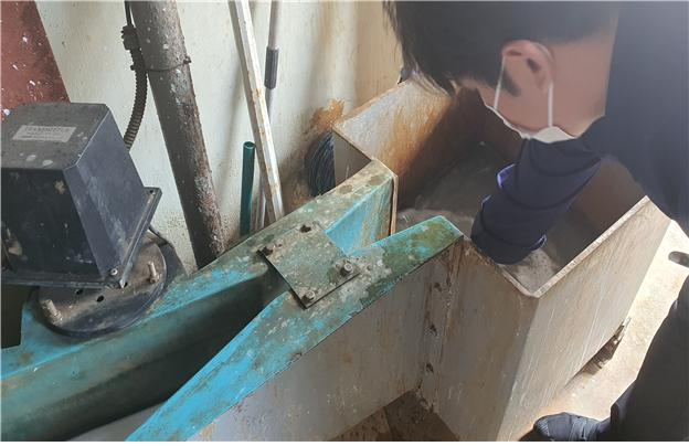 고농도 오염물질 배출업체에 대한 특별점검을 실시하는 장면.