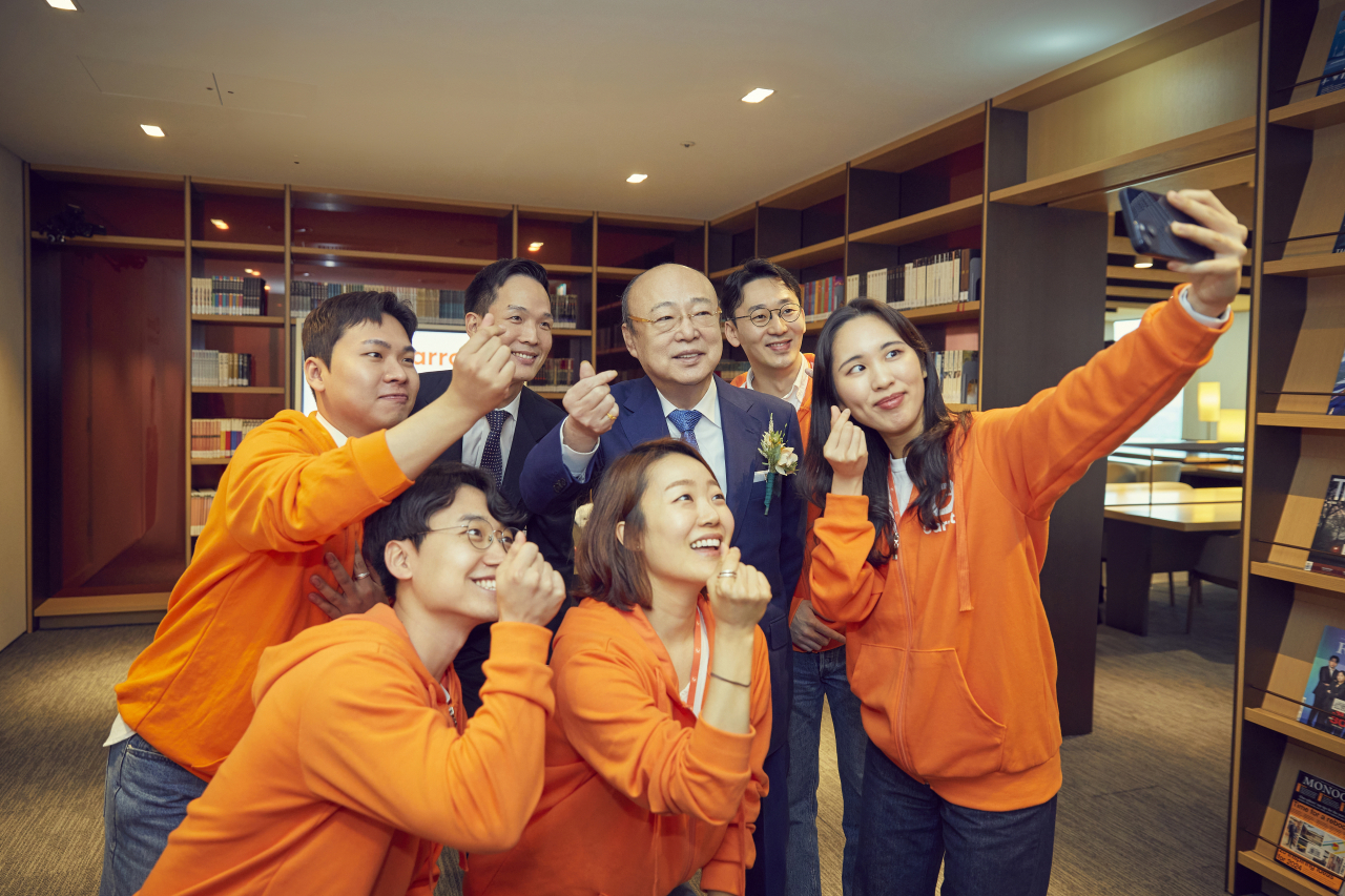 한화그룹 김승연 회장이 25일 캐롯손해보험 직원들 요청에 셀카 촬영 중인 모습. [한화생명 제공]