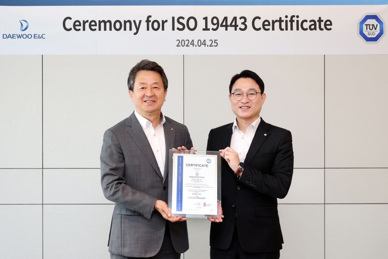 ISO 19443 인증서 수여식에 참석한 대우건설 백정완 대표이사와 T&Uuml;V S&Uuml;D Korea 서정욱 대표이사 [대우건설]