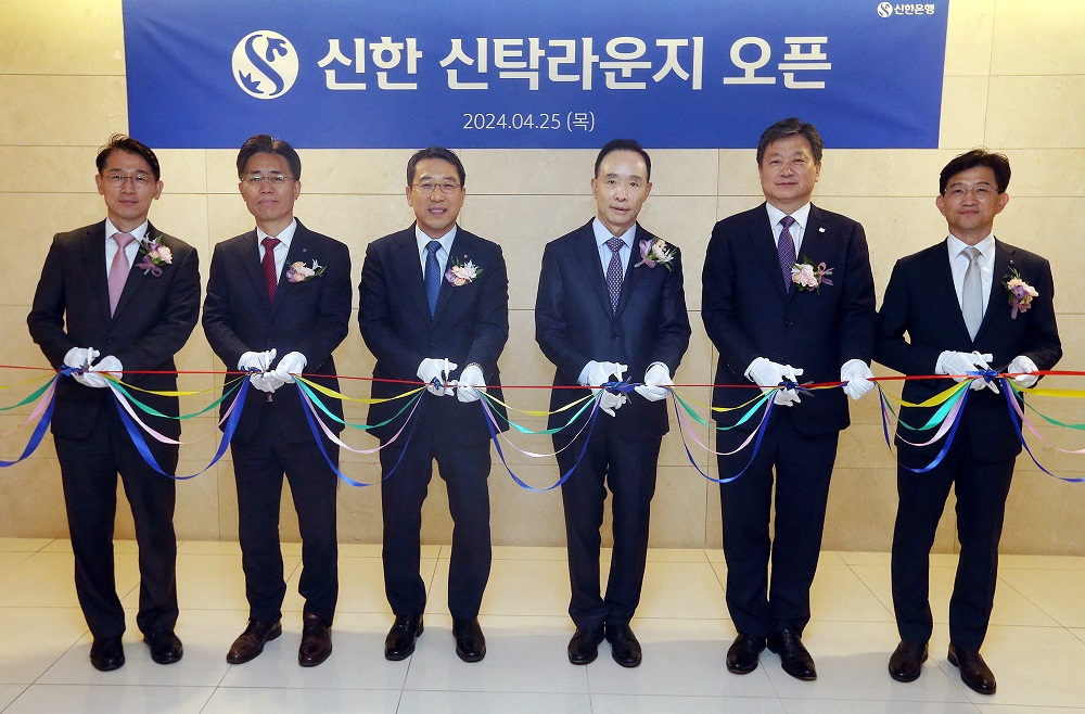 지난 25일 서울시 중구 세종대로 소재 대한상공회의소 9층에서 진행된 '신한 신탁라운지' 오픈식에서 정용욱(오른쪽에서 두 번째) 신한은행 영업추진4(WM)그룹장, 박의식(오른쪽에서 네 번째) 자산관리솔루션그룹장 및 관계자들과 고객이 기념 촬영을 하고 있다.[신한은행 제공]