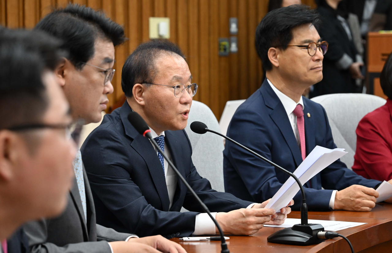 윤재옥 국민의힘 대표 권한대행이 26일 오전 서울 여의도 국회에서 열린 원내대책회의에 참석해 모두발언을 하고 있다. 이상섭 기자