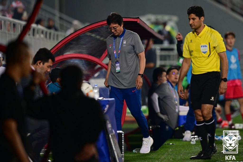 26일(한국시간) 카타르 도하 압둘라 빈 칼리파 스타디움에서 열린 2024 아시아축구연맹(AFC) 23세 이하(U-23) 아시안컵 8강 한국과 인도네시아의 경기에서 퇴장당한 황선홍 감독이 경기장을 나서고 있다. 한국은 인도네시아와 2대2로 승부를 가리지 못한 뒤 승부차기에서 10-11로 패했다. 1988년 서울 올림픽부터 매번 본선 무대에 올랐던 한국은 이번 패배로 10회 연속 본선 진출이 무산됐다. [연합]