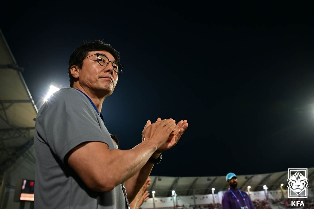 26일(한국시간) 카타르 도하 압둘라 빈 칼리파 스타디움에서 열린 2024 AFC U-23 아시안컵 8강전 한국과 인도네시아의 경기에 앞서 황선홍 감독이 선수들을 독려하고 있다. [연합]