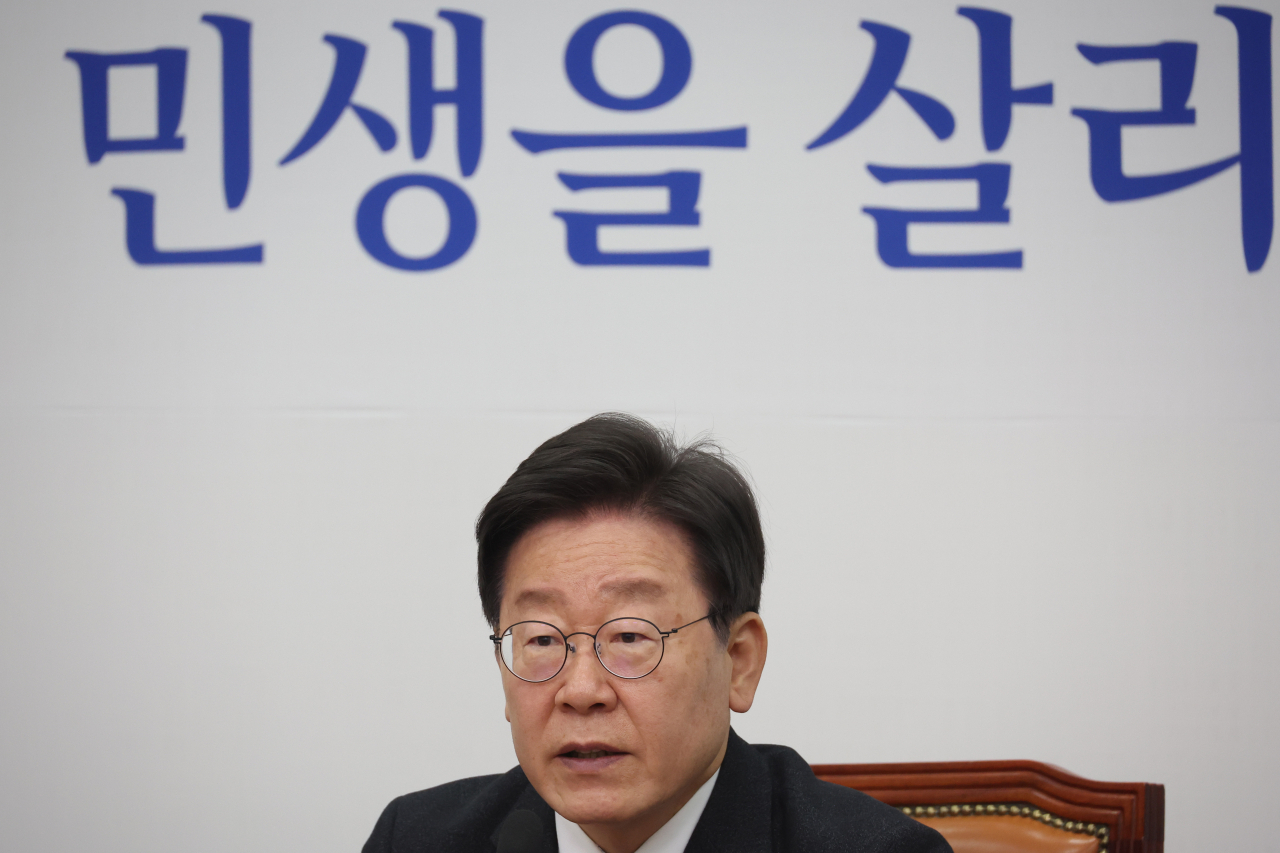 이재명 더불어민주당 대표가 26일 국회에서 열린 최고위원회의에서 영수회담 관련 발언을 하고 있다. [연합]