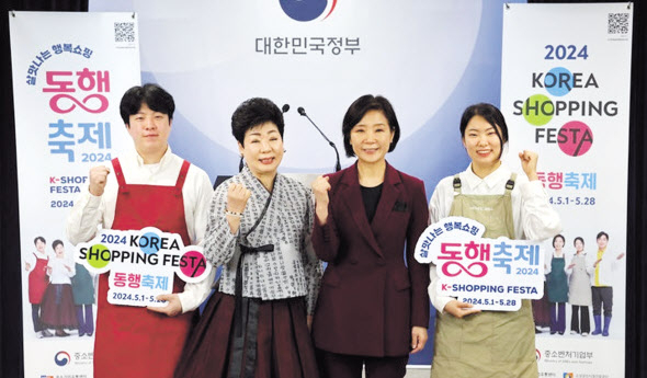 오영주(왼쪽 세 번째) 중소벤처기업부 장관이 25일 서울 종로구 정부서울청사에서 열린 ‘5월 동행축제’ 사전 프리핑에서 홍보 모델들과 기념촬영을 하고 있다. [뉴시스]
