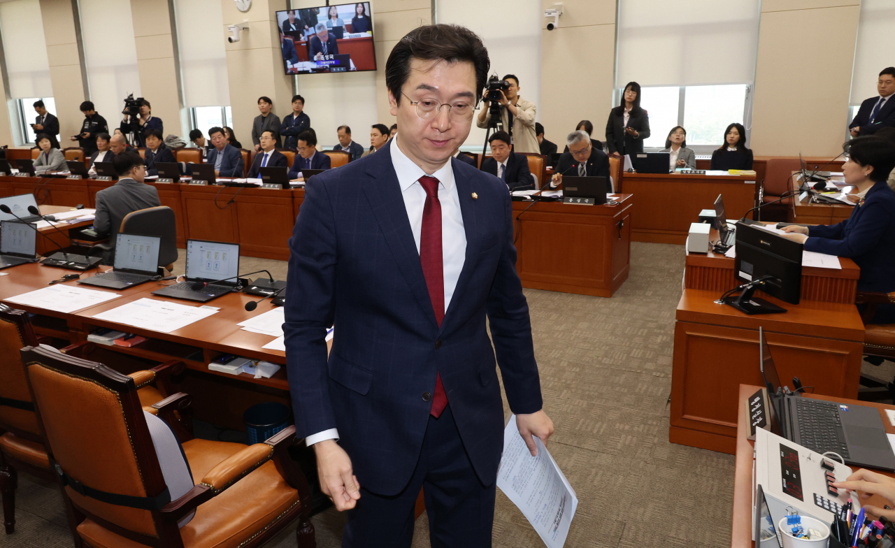 23일 국회 정무위원회에서 여당 간사인 강민국 의원이 의사진행 발언 후 퇴장하고 있다. 이날 정무위는 야당 단독으로 민주유공자 예우에 관한 법률의 국회 본회의 직회부를 의결했다. [연합]