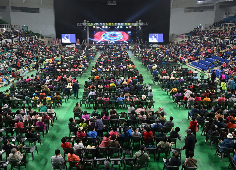 지난 25일 부산 기장체육관에서 열린 '제25회 기장어르신 한마당 축제' 현장. [사진=기장군]