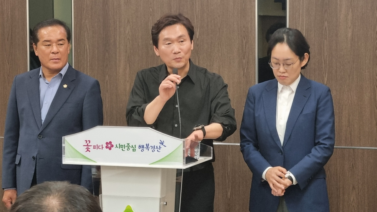 박순득 경산시의회 의장(왼쪽부터), 조현일 경산시장, 조지연 국회의원 당선인이 26일 경산시청에서 경산지식산업지구 내 대형 프리미엄 쇼핑몰 유치와 관련한 기자회견을 열고 있다.[사진=김병진 기자]
