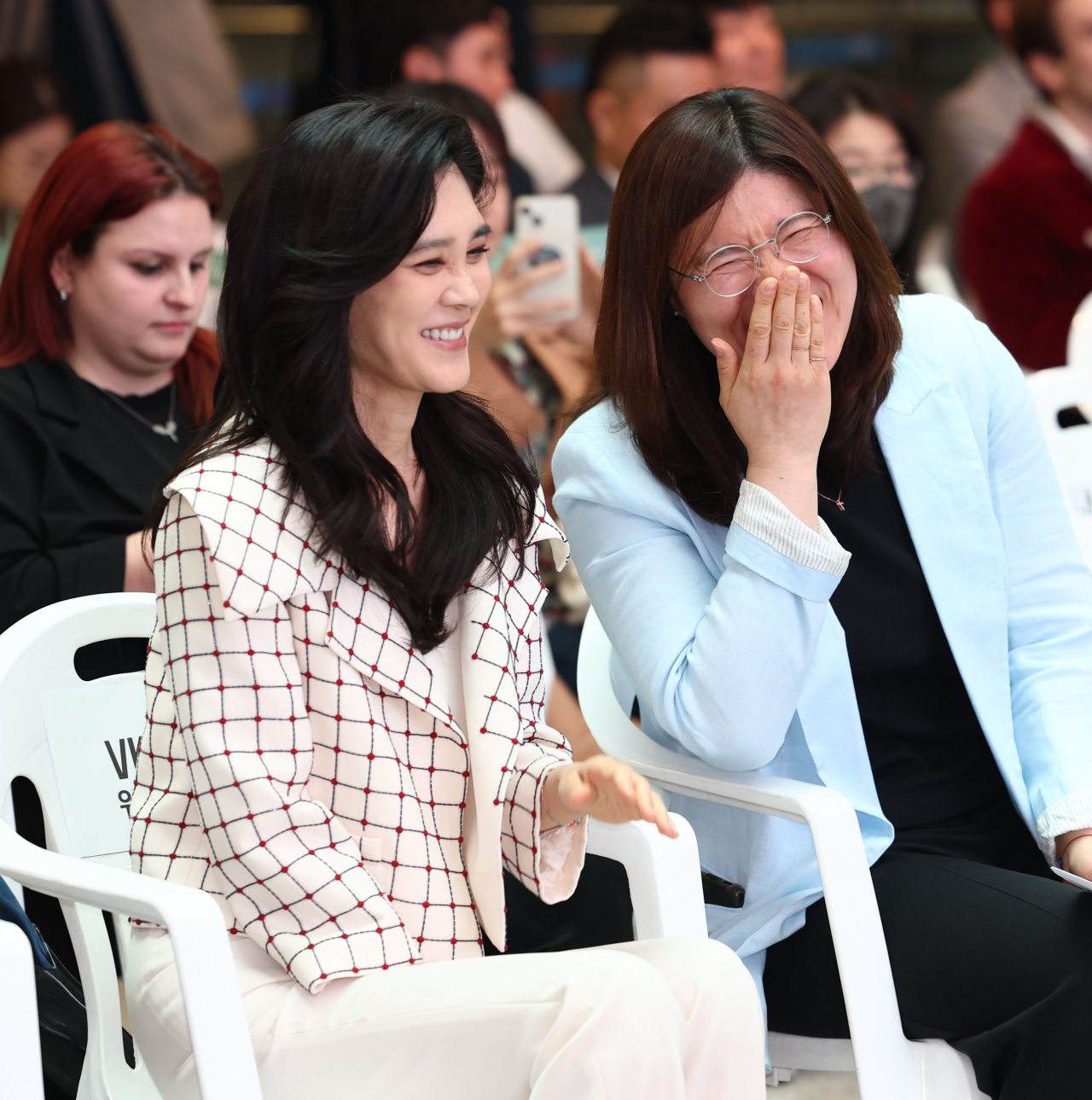 이부진위원장과 장미란 차관은 외국인 방한객 영접을 하는 동안 시종 미소와 웃음을 잃지 않았다.