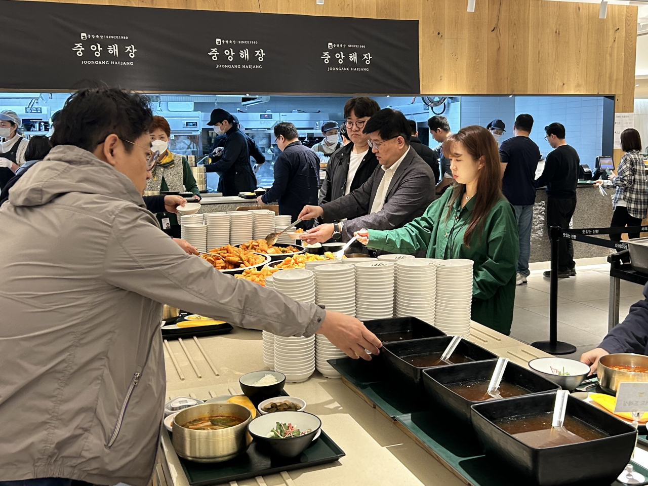 지난 24일 서울 강남구 테헤란로 GS타워 지하에 있는 GS그룹 사원식당 ‘그래잇’에서 임직원들이 점심 자율배식을 하고 있다. [김은희 기자]