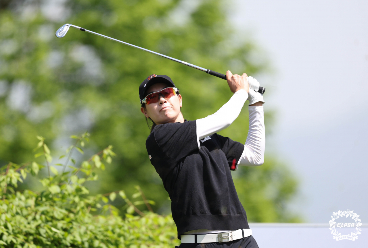 이정민이 28일 경기 양주시 레이크우드CC에서 열린 ‘크리스에프앤씨 제46회 KLPGA 챔피언십’ 마지막 라운드 2번 홀에서 티샷하고 있다. [연합]