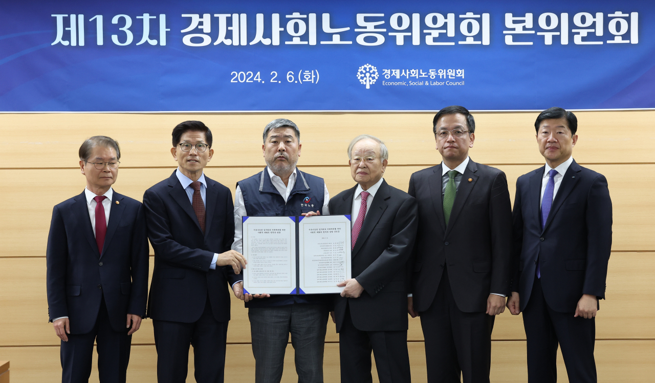 경제사회노동위원회가 6일 오전 서울 중구 새문안로 경사노위 대회의실에서 열린 가운데 참석자들이 본회의에 앞서 노사정 대표자 선언문 서명식에 서명 후 기념 포즈를 취하고 있다. 이상섭 기자 (왼쪽부터 이정식 고용부장관, 김문수 위원장, 김동명 한국노총 위원장, 최상목 기재부장관, 우태희 대한상의 상근부회장)