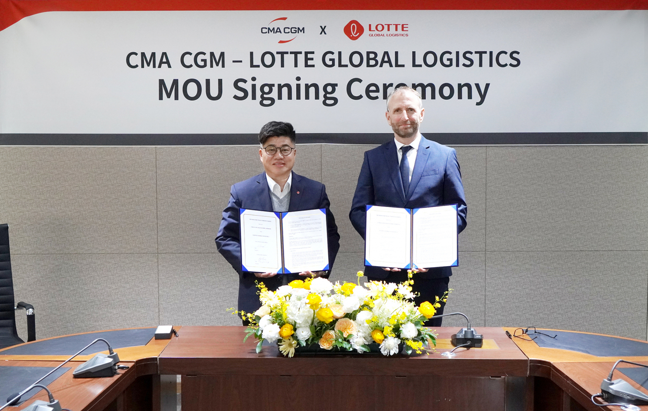 롯데글로벌로지스가 글로벌 3위 해운사인 프랑스 CMA CGM과 전략적 파트너십(MOU)을 체결했다고 29일 밝혔다. 사진은 강병구(왼쪽부터) 롯데글로벌로지스 대표이사와 보 웨그너 CMA CGM 아시아태평양 CEO. [롯데글로벌로지스 제공]