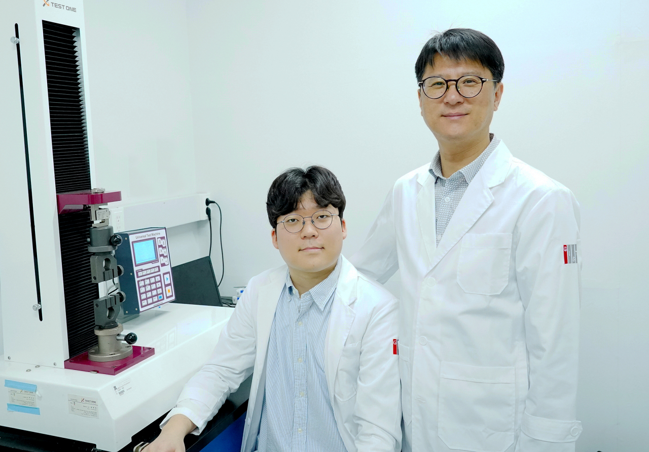 이번 연구를 수행한 GIST 연구진. 김정현(왼쪽부터) 신소재공학부 석박사통합과정생, 이재영 교수.[GIST 제공]