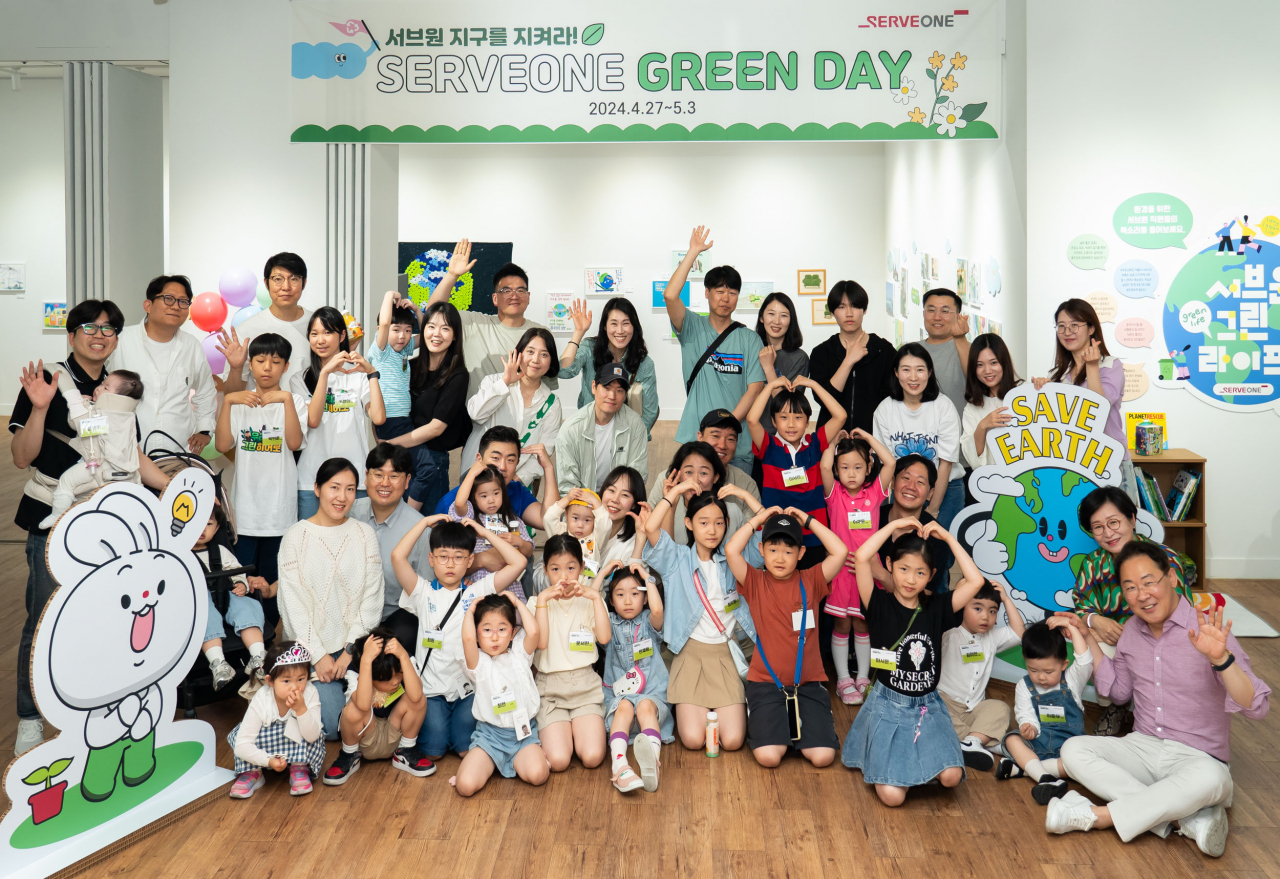 60여명의 서브원 임직원 가족들이 친환경 주제로 열린 미술 및 사진 작품 전시와 포장재 재활용 원데이클래스 등에 참여하고 있다. [서브원 제공]