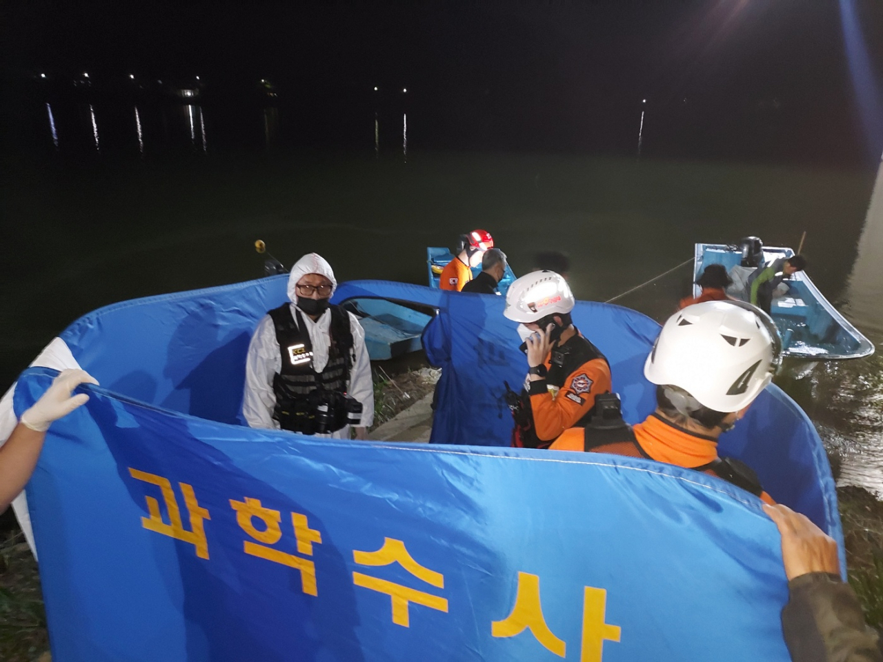 28일 오후 6시 47분께 전북 임실군 옥정호 운암대교에서 한 남성의 시신이 발견돼 경찰과 소방 당국이 시신을 인양하고 있다.[연합뉴스]