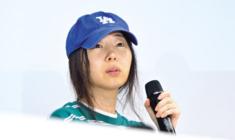 민희진 어도어 대표가 25일 오후 서울 서초구 한국컨퍼런스센터에서 어도어 경영권 탈취 의혹과 관련한 기자회견을 하고 있다. 임세준 기자