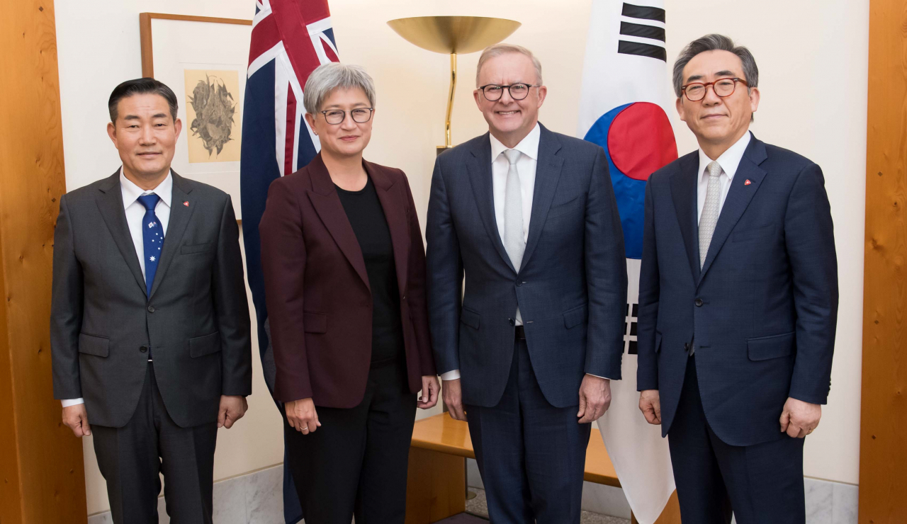 제6차 한-호주 외교‧국방(2+2) 장관회의 참석을 위해 호주를 방문한 외교‧국방부장관이 29일 호주 총리를 예방하고 함께 기념사진을 촬영하고 있다. 왼쪽부터 신원식 국방부 장관, 페니 웡 호주 외교장관, 앤소니 노먼 알바니지 호주 총리, 조태열 외교부 장관.[국방부 제공]