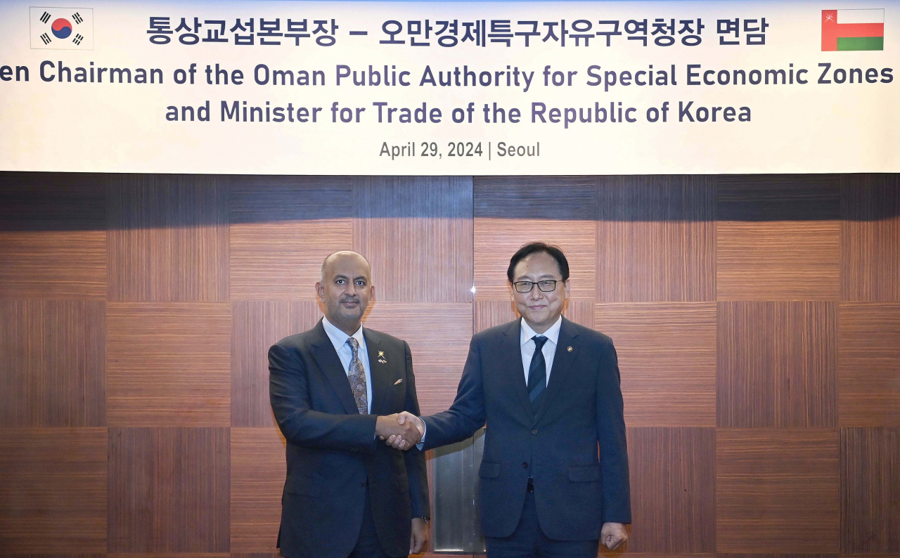 정인교(오른쪽) 산업통상자원부 통상교섭본부장이 29일 서울 중구 신라호텔에서 알리 빈 마수드 알 수네이디 오만 경제특구자유구역청장과 기념 촬영하고 있다. [산업통상자원부 제공]