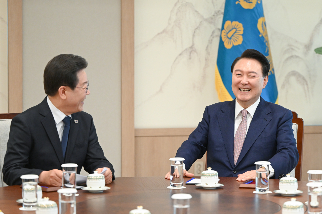 이재명, 尹대통령 만나 현안 전부 꺼냈다…민생회복지원금 수용 요청[이런정치]