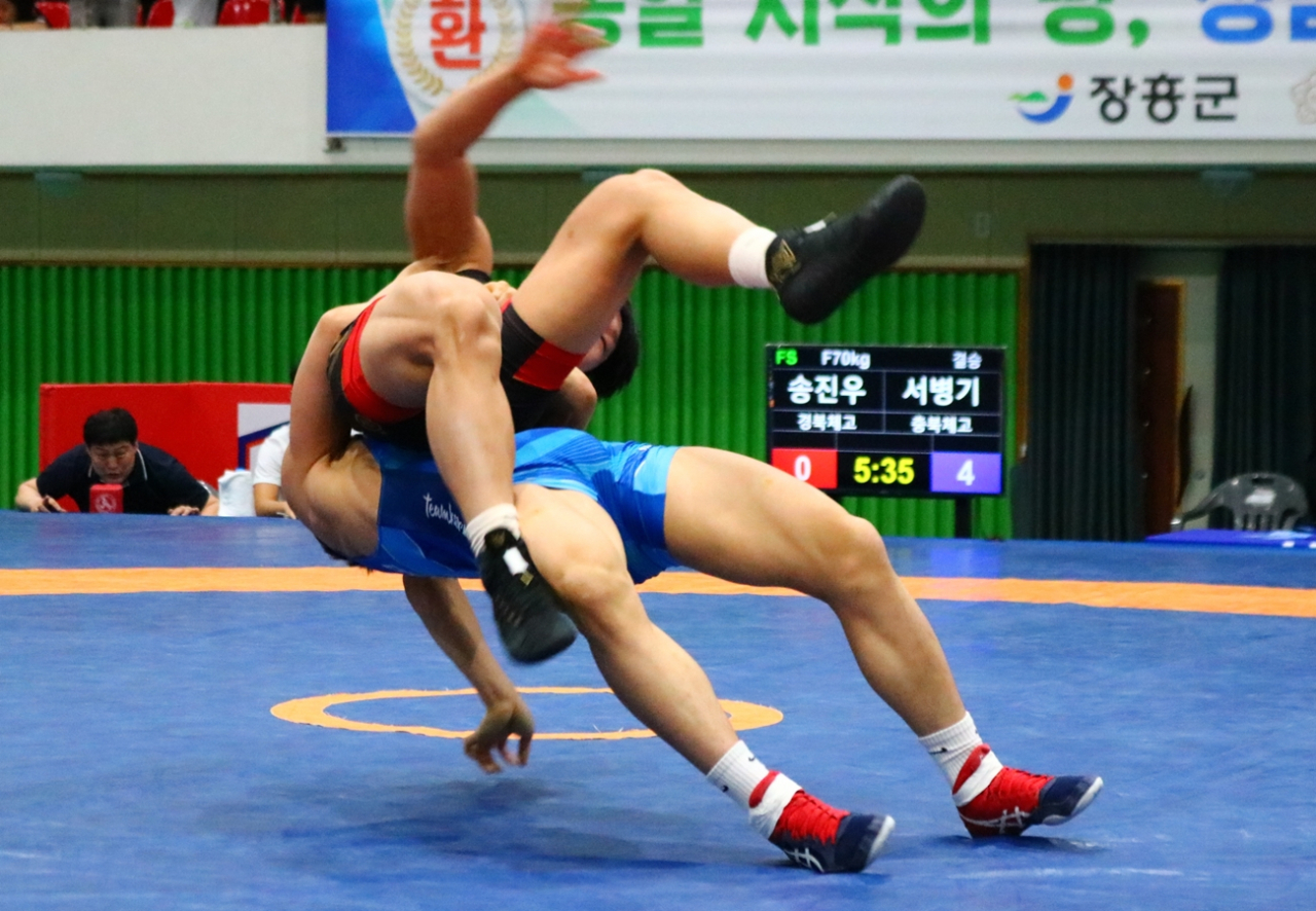 25일 헤럴드배 레슬링대회 고등부 자유형 70kg 결승에서 서병기 선수가 송진우 선수를 뒤집는 모습 [대한레슬링협회]