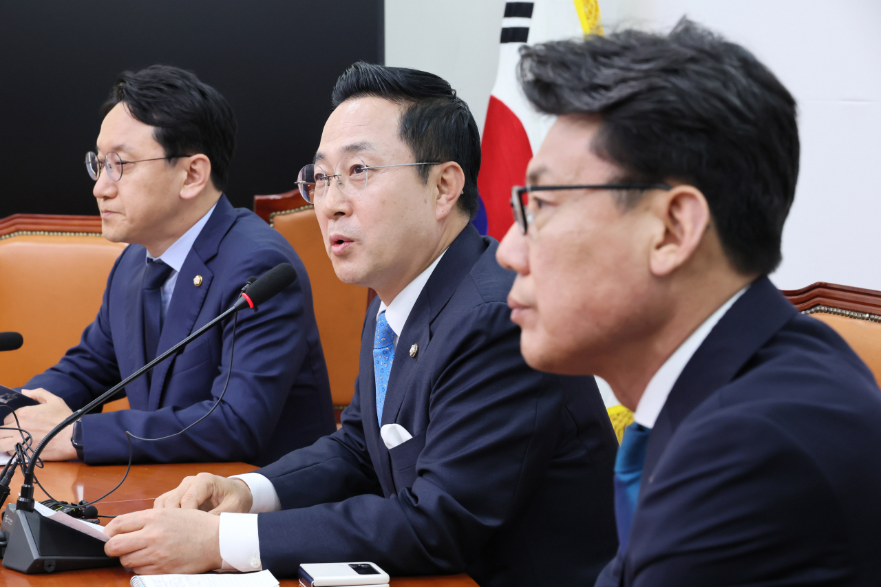 박성준 더불어민주당 수석대변인이 29일 국회 당 대표회의실에서 영수회담 결과에 대해 브리핑하고 있다. 왼쪽부터 천준호 대표비서실장, 박 대변인, 진성준 정책위의장. [연합]