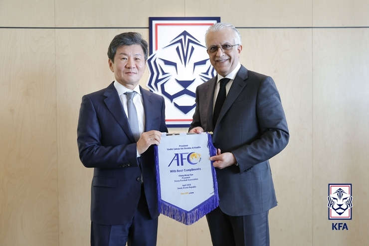 정몽규(왼쪽) 축구협회 회장과 살만 AFC 회장. [대한축구협회 제공]