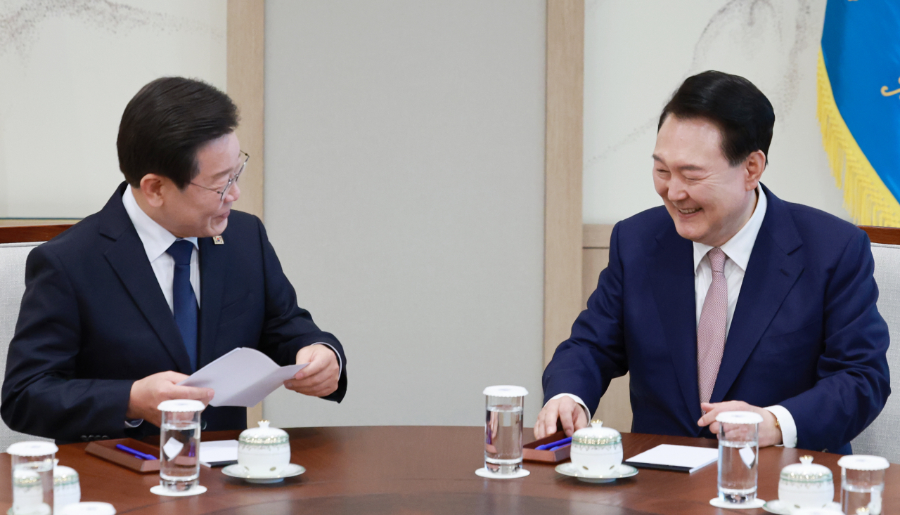 이재명 더불어민주당 대표가 지난 29일 서울 용산 대통령실 집무실에서 열린 윤석열 대통령과의 영수회담에서 미리 준비해 온 메시지를 품에서 꺼낸 뒤 윤 대통령과 대화하고 있다. [연합]