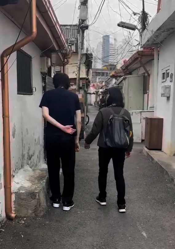 서울 관악구는 은둔형 외톨이 A씨(32·남)의 사연을 듣고 방문 상담을 시작해 20년 이상 집안에만 있던 A씨가 외출에 성공했다고 30일 밝혔다. 사진은 A씨가 첫 외출에 나서는 장면.[관악구 제공]