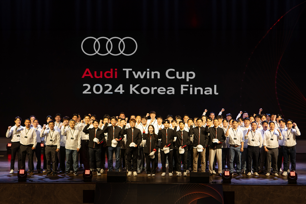 아우디 코리아가 시행한 AS 서비스 및 세일즈 경진대회 ‘아우디 트윈컵 2024’ 한국 결선 참가자들이 기념 촬영을 하는 모습. [아우디 코리아 제공]