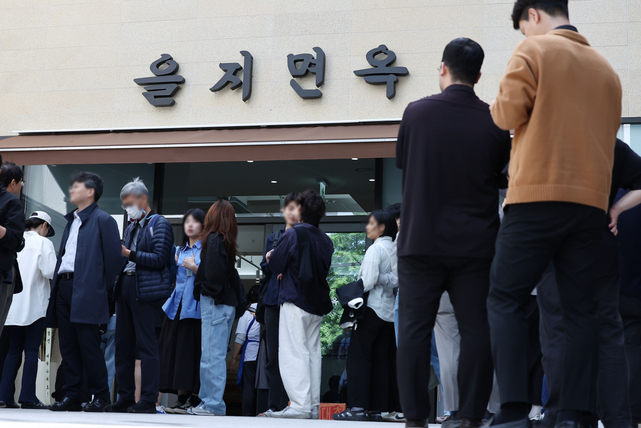 2년 만에 영업을 재개한 서울 종로구 을지면옥에서 시민들이 식사를 위해 줄을 서 있다. [연합]