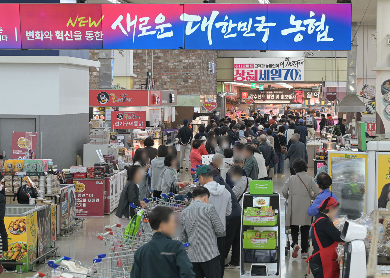 25일 서울 서초구 농협 하나로마트 양재점에서 열린 한우 한 마리 행사장이 고객들로 붐비고 있다. [연합]
