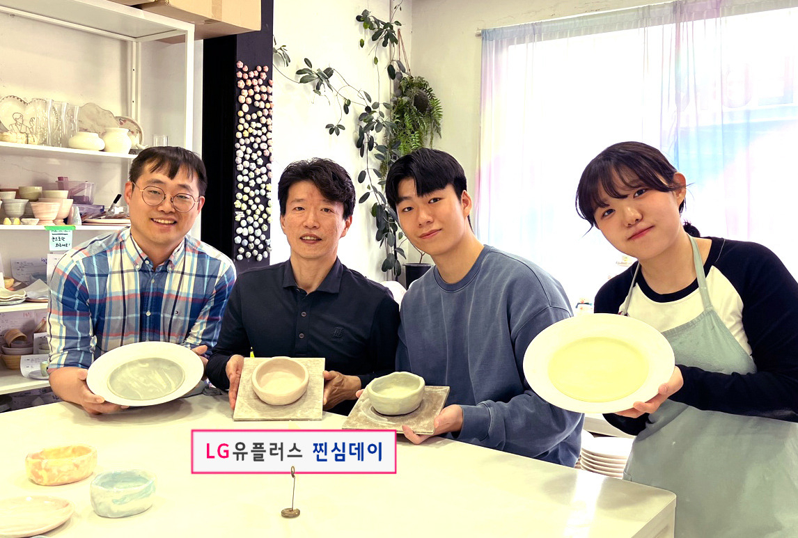 LG유플러스 경영진들이 ‘찐심데이’를 통해 대학생들과 함께 MZ 문화를 체험하고 있다. [LG유플러스 제공]