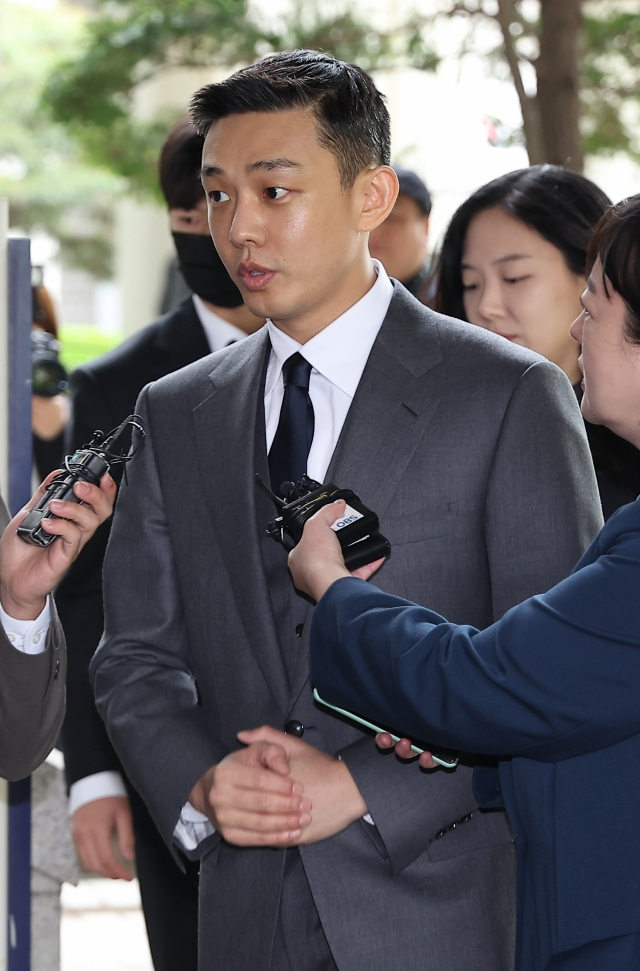 마약 상습 투약 혐의를 받는 배우 유아인(본명 엄홍식)이 16일 오후 서울 서초구 서울중앙지법에서 열린 1심 4회 공판에 출석하고 있다. [연합]