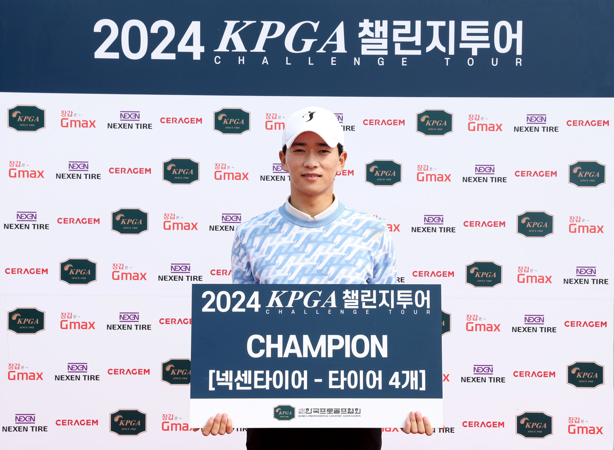 2024 KPGA 챌린지투어 4회 대회 우승자 박현서 프로가 시상품으로 넥센타이어를 받고 기념사진을 촬영하는 모습. [넥센타이어 제공]