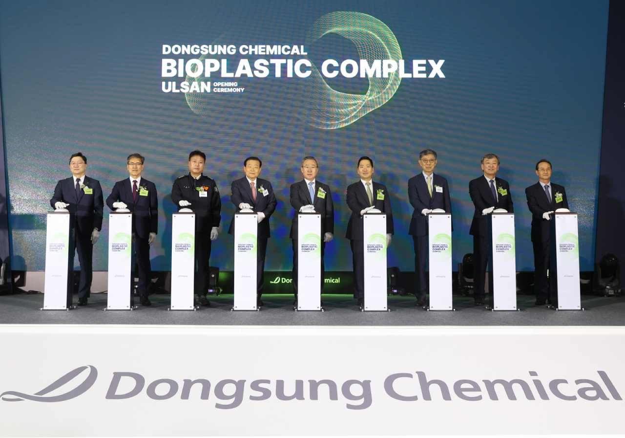 백정호(왼쪽 다섯번째부터) 동성케미컬 회장과 백진우 동성케미컬 대표이사, 진인주 한국바이오플라스틱협회 회장, 이만우 동성케미컬 대표이사 등이 29일 동성케미컬 울산공장에서 열린 ‘바이오플라스틱 컴플렉스’ 개관식에서 기념촬영을 하고 있다. [동성케미컬 제공]