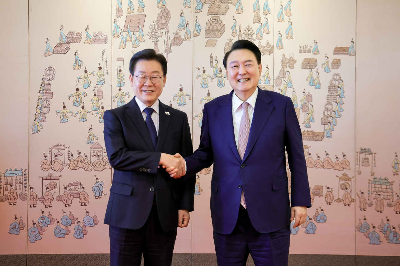 윤석열 대통령과 이재명 더불어민주당 대표가 29일 서울 용산 대통령실 청사에서 열린 영수회담 종료 뒤 기념촬영을 하고 있다. [연합]