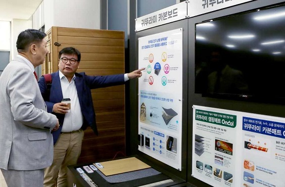 서울 마곡동 귀뚜라미 냉난방기술연구소에서 최근 몽골 훈누구렌건설과 한국식 온돌난방 자재 공급 관련 업무협약이 체결됐다. 어용바타르 작닥 주한 몽골대사(왼쪽)와 어르길 바산쿠우 훈누구렌건설 대표가 '카본보드 온돌'에 대해 논의하고 있다. [귀뚜라미 제공]